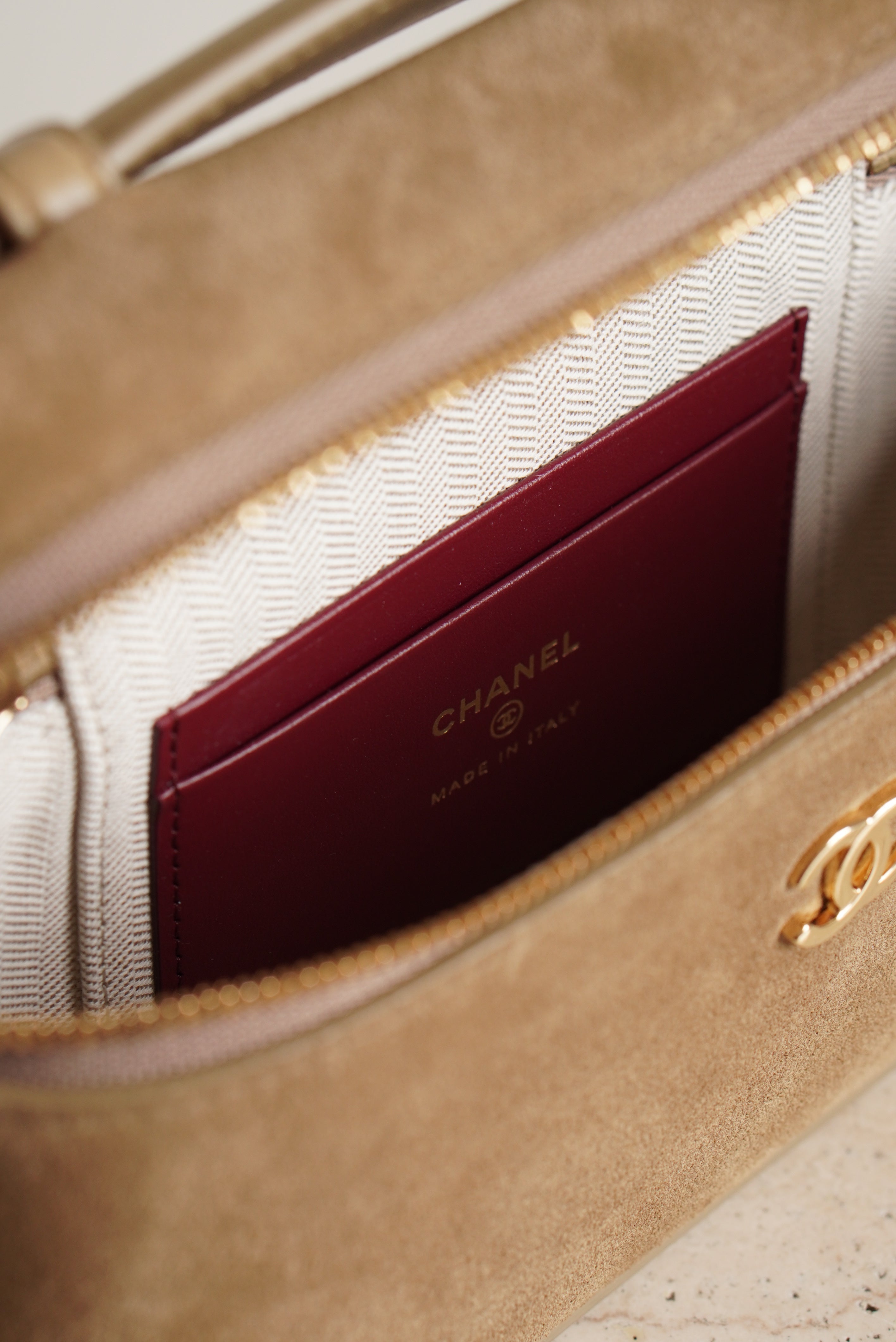 CHANEL CLASSIC 26A VANITY WITH CHAIN | BEIGE SUEDE
