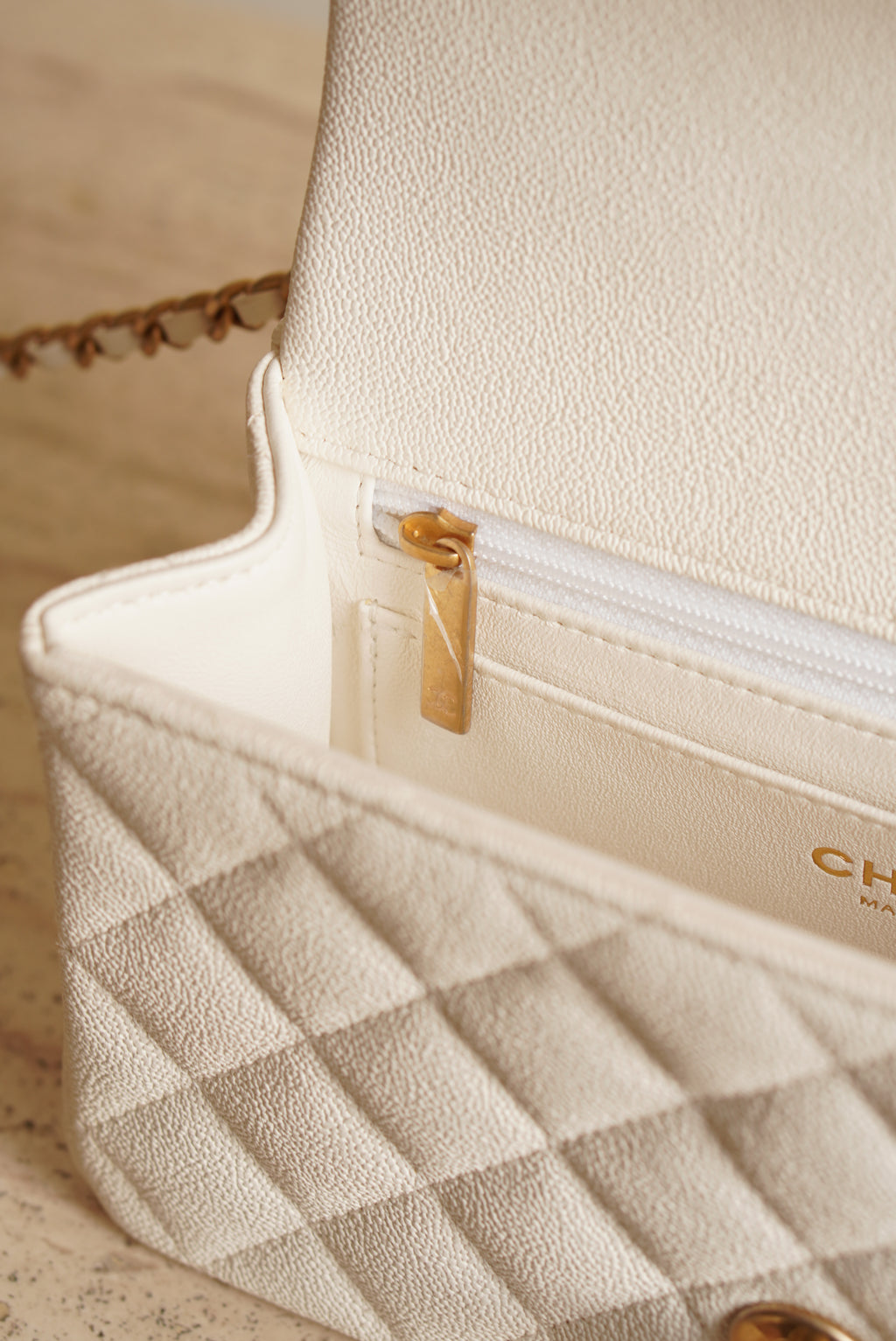 CHANEL 21S MINI RECTANGULAR TOP HANDLE | WHITE