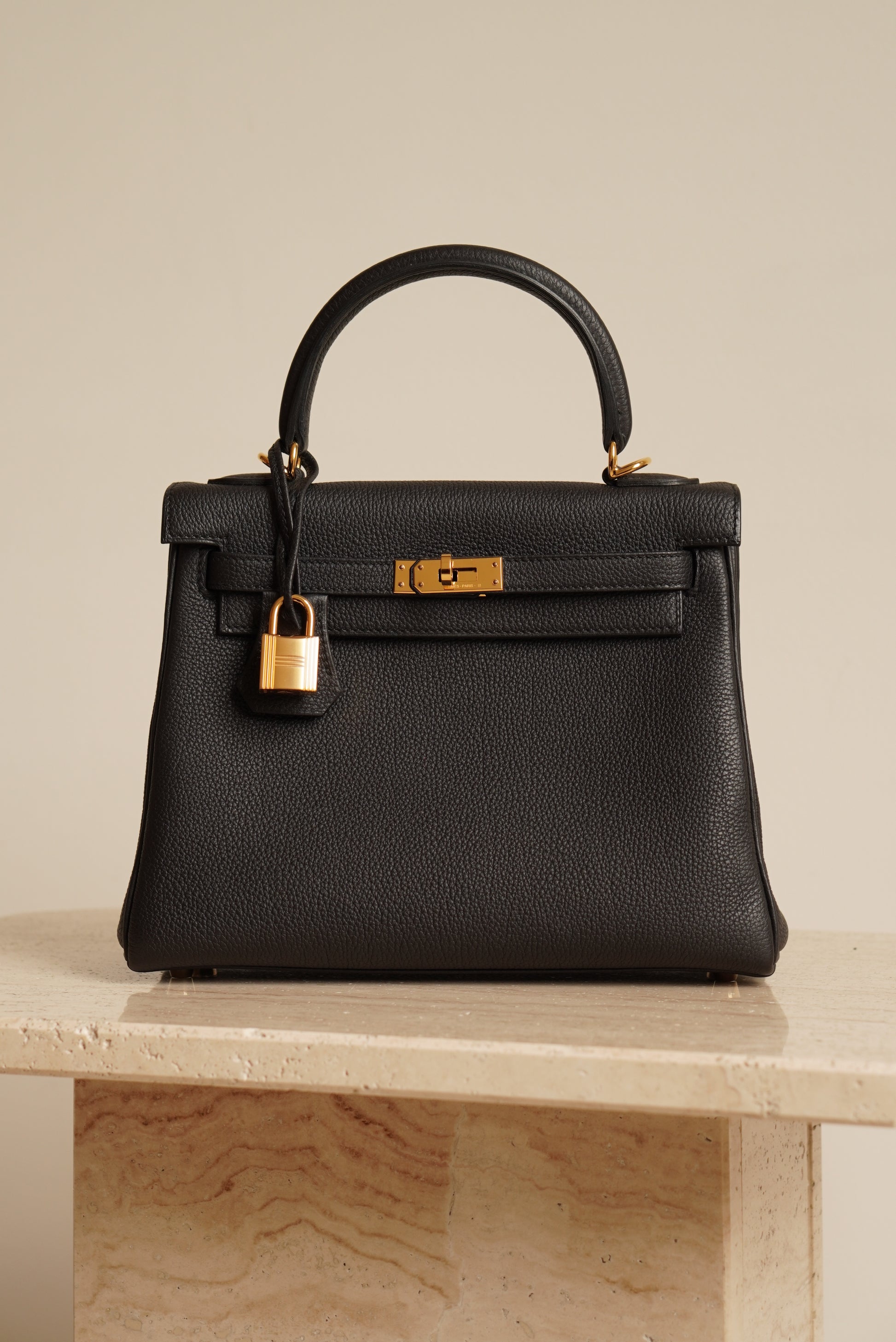 THE MENUE HERMÈS KELLY 25 RETOURNE TOGO NOIR - Main Image