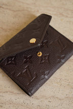 LOUIS VUITTON VICTORINE WALLET | CHOCOLATE